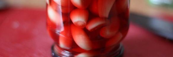 чеснок, маринованный со свекольным соком