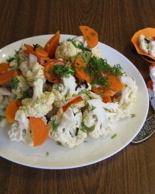Маринованная цветная капуста с морковкой