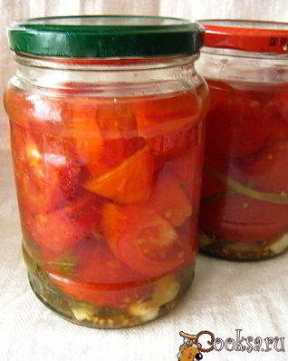 Маринованные дольки помидор с луком и чесноком