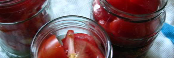 маринованные дольки помидор с луком и чесноком
