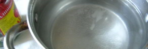 маринованные дольки помидор с луком и чесноком