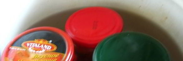 маринованные дольки помидор с луком и чесноком