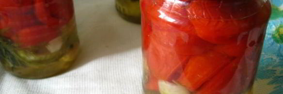 маринованные дольки помидор с луком и чесноком