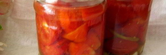 маринованные дольки помидор с луком и чесноком