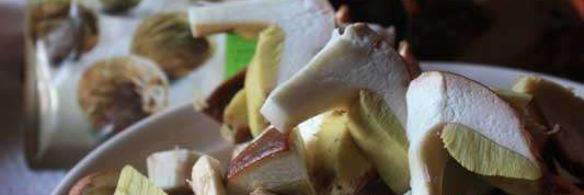 маринованные подосиновики и белые грибы