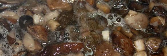 маринованные подосиновики и белые грибы