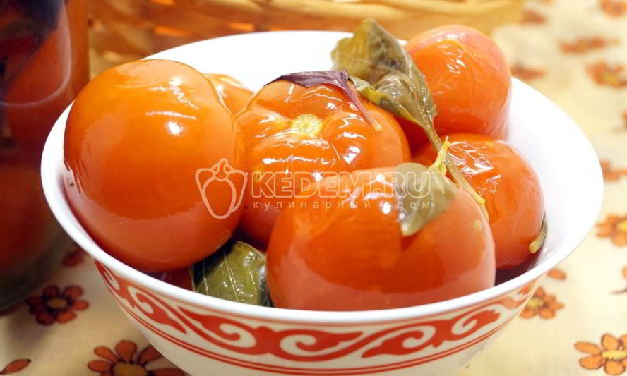 Рецепт маринованных помидоров на зиму в банках с базиликом