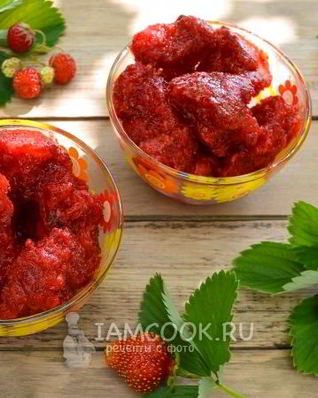 Перетертая клубника с сахаром, замороженная на зиму