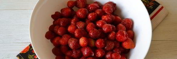 перетертая клубника с сахаром, замороженная на зиму