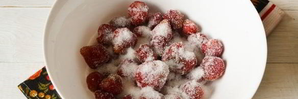 перетертая клубника с сахаром, замороженная на зиму