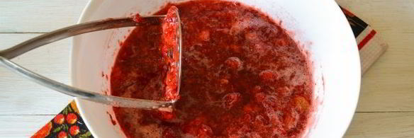 перетертая клубника с сахаром, замороженная на зиму