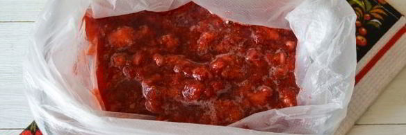 перетертая клубника с сахаром, замороженная на зиму