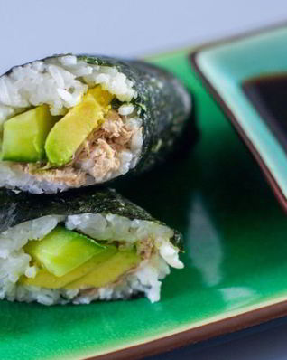 Консервированный тунец с рисом и авокадо