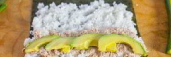 консервированный тунец с рисом и авокадо