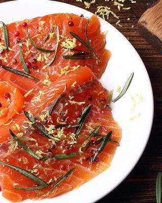 Малосольный лосось с розовым перцем