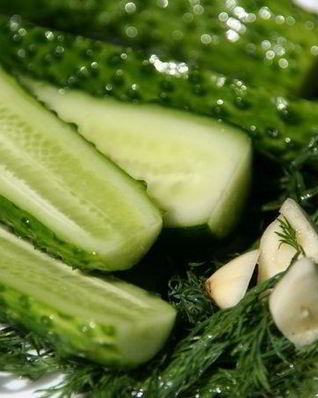 Малосольные огурцы на минеральной воде