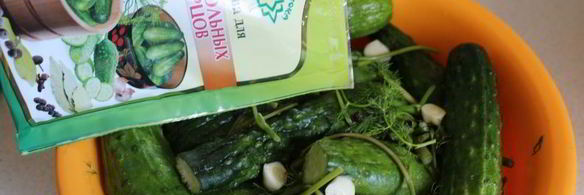 малосольные огурцы с молодой капустой