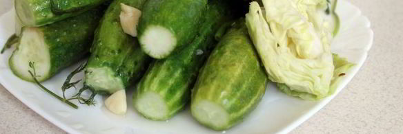 малосольные огурцы с молодой капустой