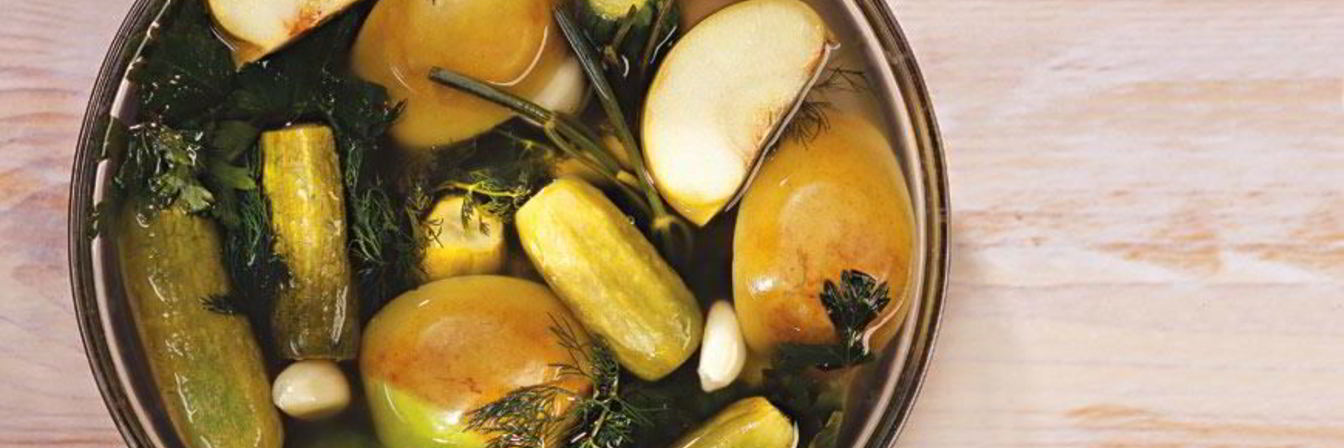 Малосольные огурцы с яблоками