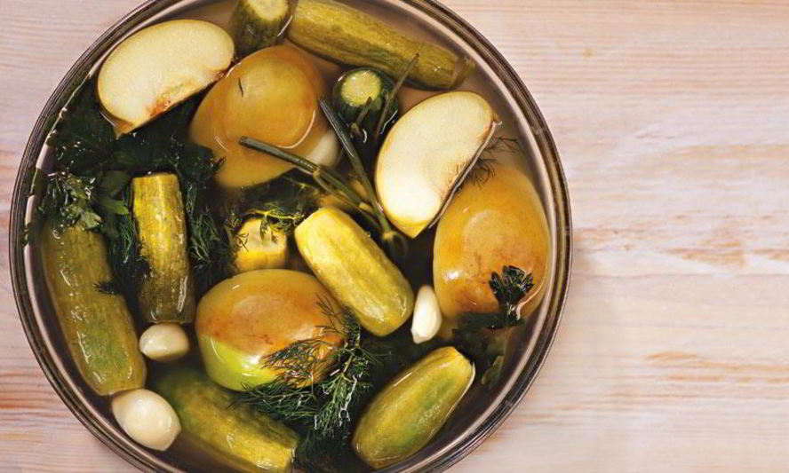 Рецепт малосольных огурцов с яблоками