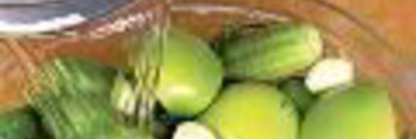 малосольные огурцы с яблоками