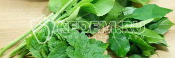 малосольные огурцы в кастрюле