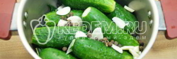 малосольные огурцы в кастрюле