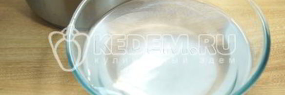 малосольные огурцы в кастрюле