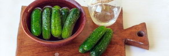 малосольные огурцы в пакете с чесноком