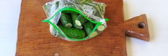 малосольные огурцы в пакете с чесноком