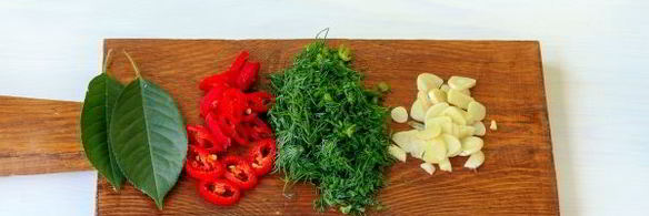 малосольные огурцы в пакете с чесноком