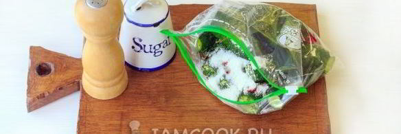 малосольные огурцы в пакете с чесноком