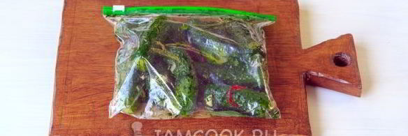 малосольные огурцы в пакете с чесноком