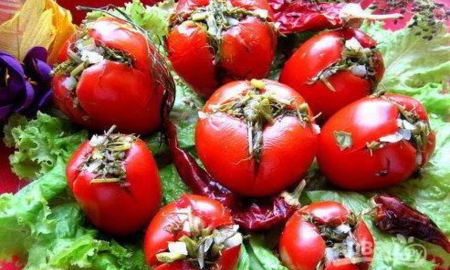 Рецепт малосольных помидоров с чесноком и зеленью