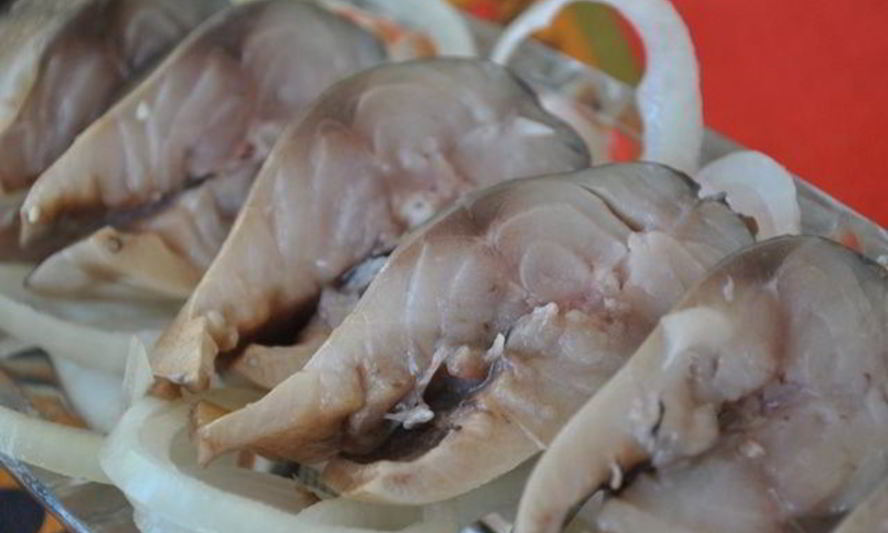 Рецепт соленой скумбрии с черносливом