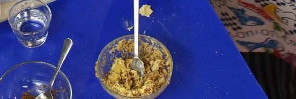 ассорти из сливочного масла, варенье и морс