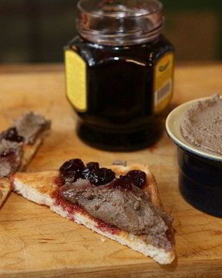 Тосты с вареньем и паштетом из куриной печенки