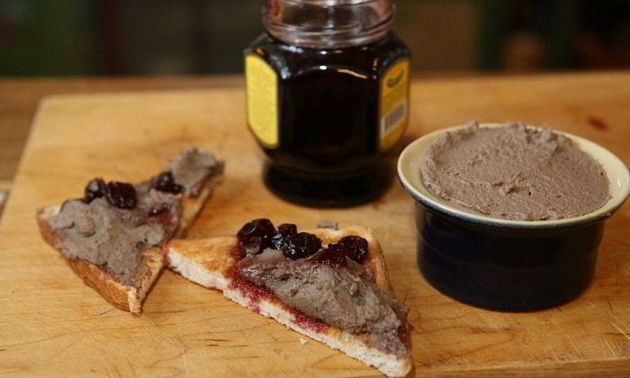 Рецепт тостов с вареньем и паштетом из куриной печенки