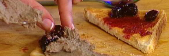 тосты с вареньем и паштетом из куриной печенки