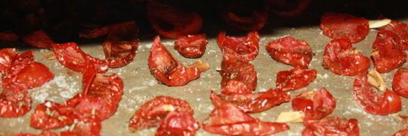 вяленые помидоры в оливковом масле с чесноком и травами