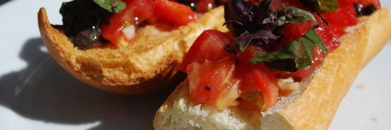 Брускетта с помидорами