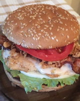 Бургер с курицей, беконом, сыром и чесночным соусом