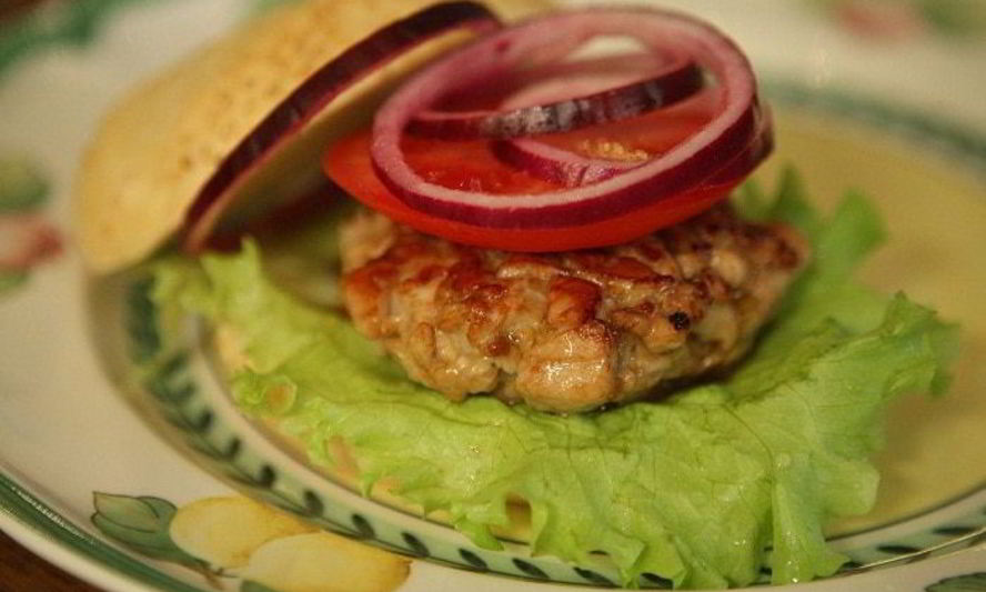 Рецепт бургеров с тунцом, луком и помидорами