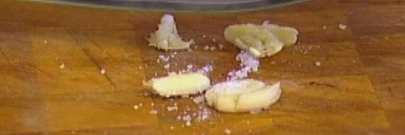 бургеры с тунцом, луком и помидорами