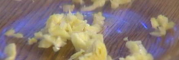 бургеры с тунцом, луком и помидорами