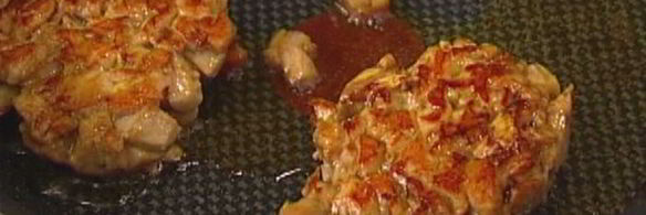 бургеры с тунцом, луком и помидорами