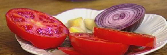 бургеры с тунцом, луком и помидорами