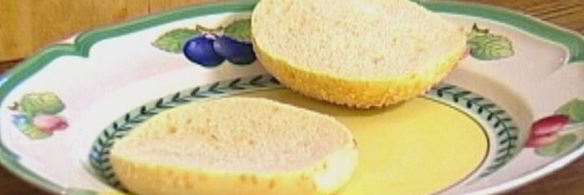 бургеры с тунцом, луком и помидорами