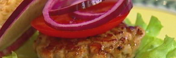 бургеры с тунцом, луком и помидорами