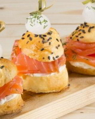 Закусочные мини-бургеры с семгой